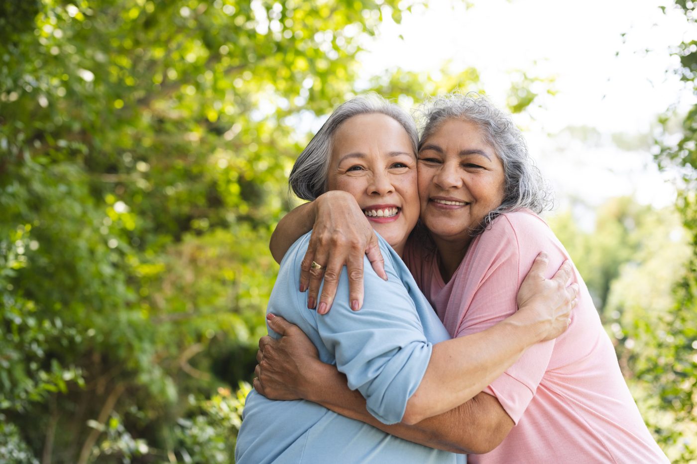 Dos mujeres abrazándose en un parque
