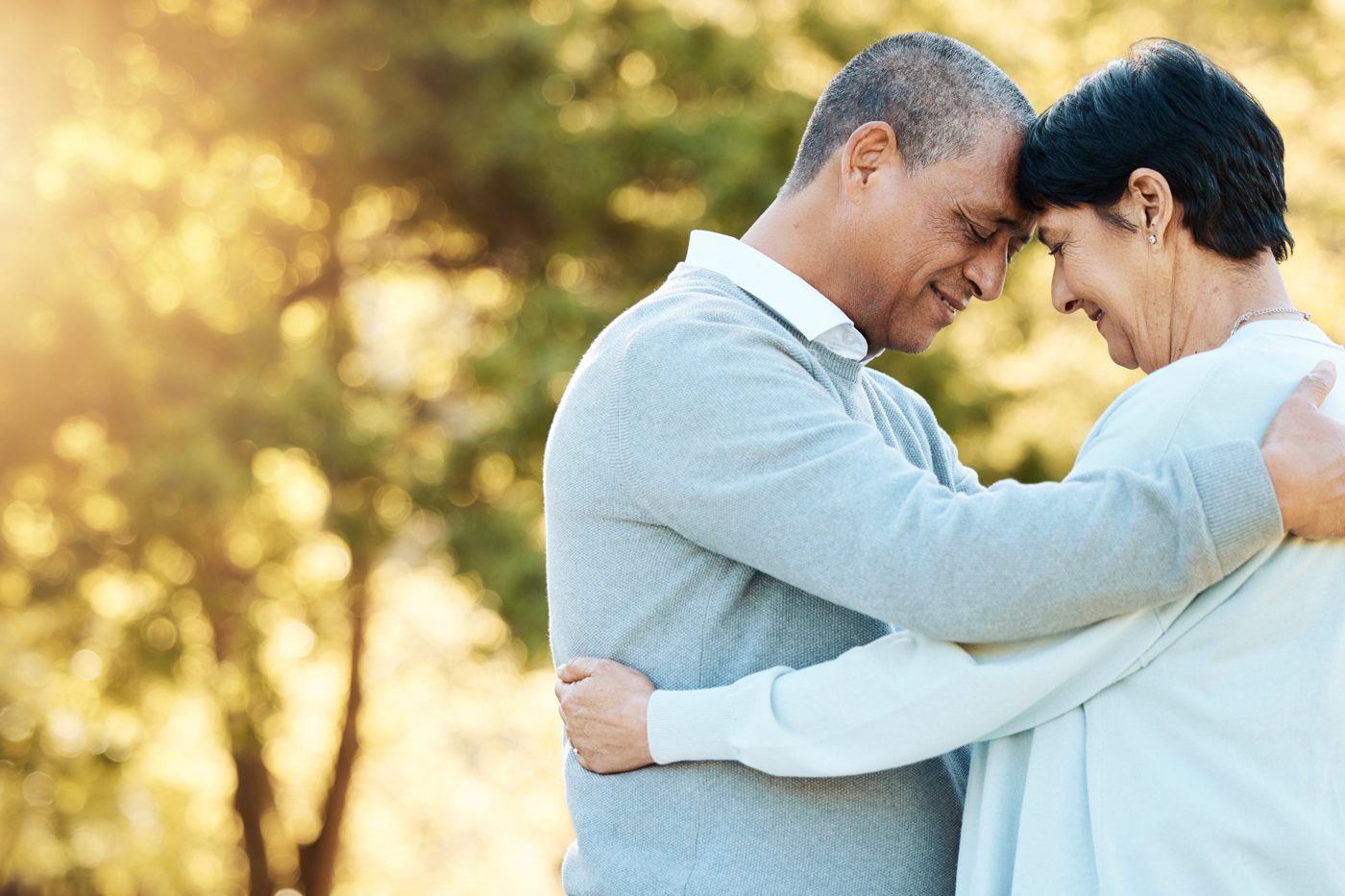 Pareja abrazándose al aire libre